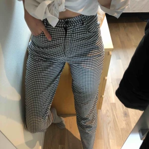  - Fina rutiga kostymbyxor i ett lätt material med lite stretch❤️ hör av er för fler bilder