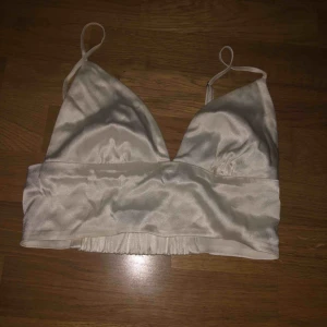  - fin vit skimrig bralette från Zara. använd endast en gång inköpt för 250kr.