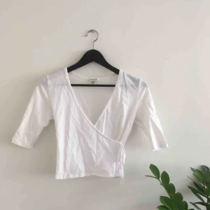  - Vit, söt knyttopp, köpt på second hand! Aldrig använd! Står M som storlek men säkert liten i storleken så kan funka på en S då jag själv använder S och M! Små-fläckar som kanske går bort i tvätten! 