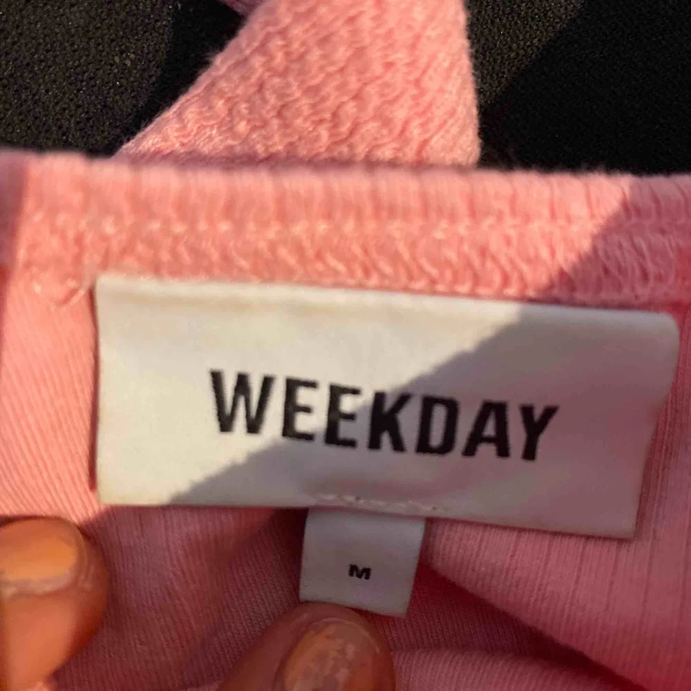 Säljer det här fina rosa linnet från weekday, den sitter som en S enligt mig men skulle även passa en M, den är stretchig!. Toppar.