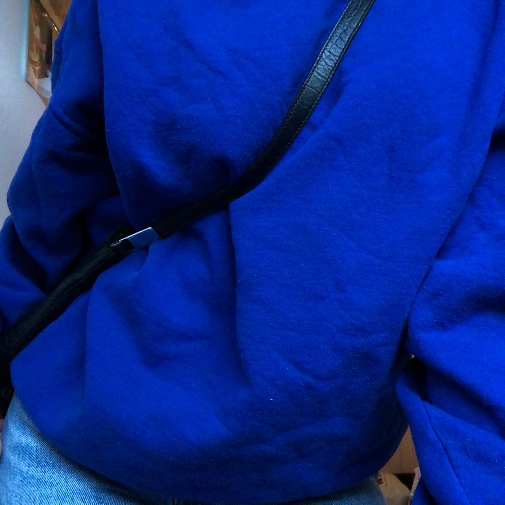 Jättefin och skön marinblå hoodie, stor och jättemysig och passar till alla outfits!! Om du bor i göteborgstrakten möts jag gärna upp, annars står köparen för frakten:))). Tröjor & Koftor.