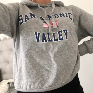 Hoodie - Jättemysig hoodie från Gina Tricot, storlek SMALL💗