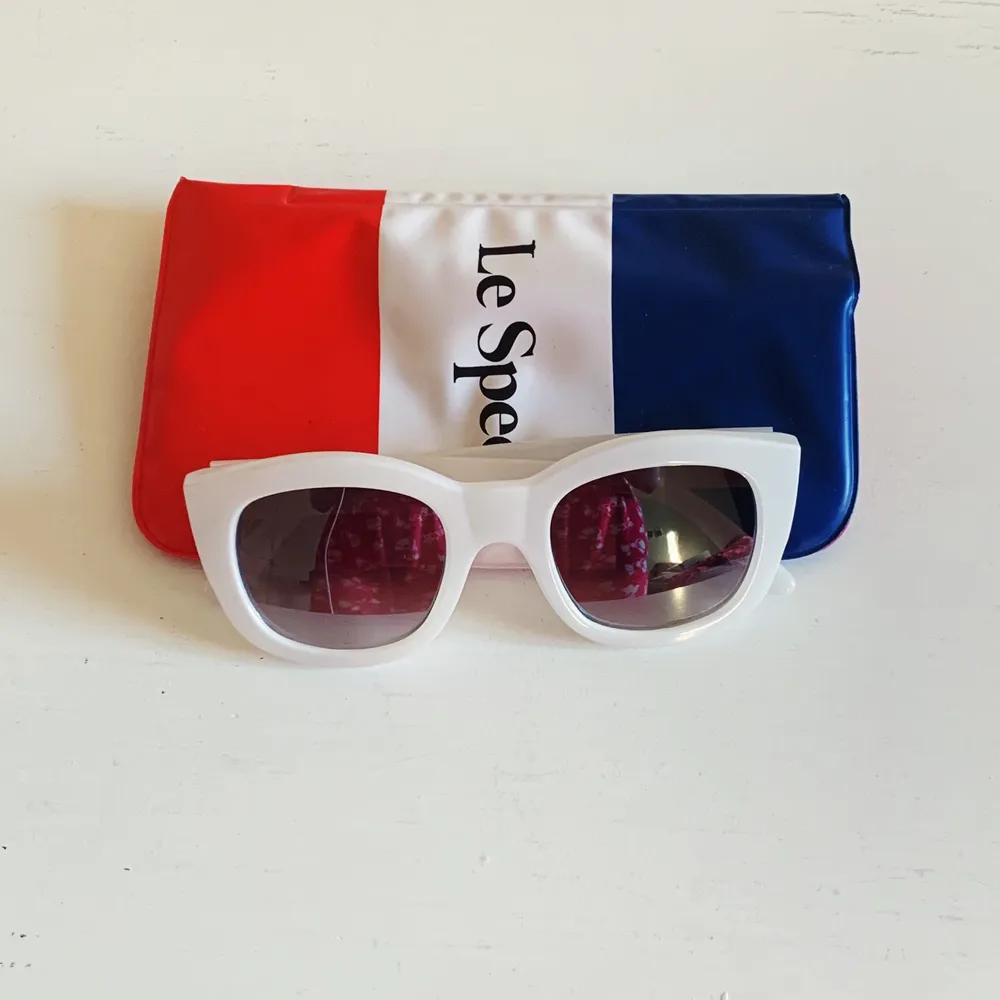 Vita solglasögon från Le Specs. Köpta för flera år sen men använda endast ett fåtal ggr. Kan skickas 🦋. Accessoarer.