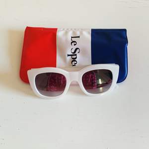 Vita solglasögon från Le Specs. Köpta för flera år sen men använda endast ett fåtal ggr. Kan skickas 🦋