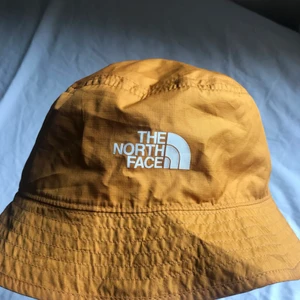 !THE NORTH FACE FISKEHATT! - Säljer min älskade fiskehatt som inte kommit till användning, använd ca 2 gånger, så i väldigt bra skick. köparen står för frakt🔥 kan säljas för billigare vid snabb affär <3