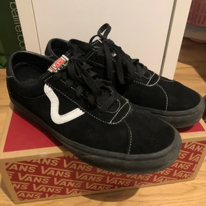 Vans - Säljer min brorsas sjukt snygga och fräscha svarta vans. De är knappt använda och köpta för 800kr! Jag kan nog gå ner i pris vid snabb affär!
