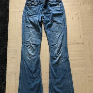 Blåa bootcut jeans. Fin kvalitet. Storlek 27 i midjan och 31 i längden. Blivit för små för mig men annars inget fel på byxorna. Original pris 600 kr. 