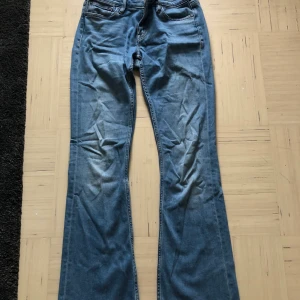 Bootcut Jeans  - Blåa bootcut jeans. Fin kvalitet. Storlek 27 i midjan och 31 i längden. Blivit för små för mig men annars inget fel på byxorna. Original pris 600 kr. 