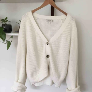  - Fin, gräddvit kofta köpt från Monki och sparsamt använd. Frakt tillkommer! 