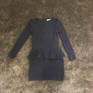  - En snygg marinblå klänning! Köparen betalar frakten :) betalas med swish