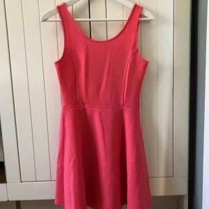  - Aldrig använd sommarklänning från H&M Dividid Djupare urringning i ryggen   Material 69% Polyester 4% Elastan  Upphämtas i centrala Uppsala Porto tillkommer vid frakt, 54kr