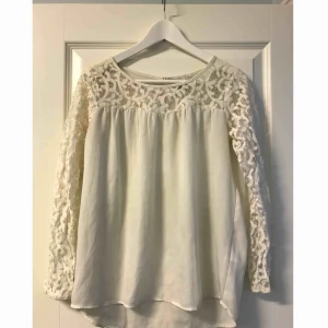  - Jättefin vit blus med spets. Frakt tillkommer. 