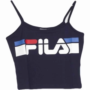  - Mörkblått linne från FILA i storlek M. Fint skick och knappt använt. Fraktar ej men möts gärna upp och tar endast emot Swish-betalning.✨