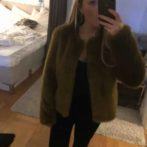  - Aldrig använd! Jackan är från sand! Bra kavlite, lite lång i armarna för mig då jag är rätt så kort.