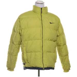  - Gul/grön Nike jacka med texten "NIKE" i reflex på baksidan. Är vändbar, då blir den mörkblå. Jag är en XS-S men haft den som oversize jacka. Det är en gammal jacka som jag själv budat hem, men den är i jättefint skick. Ingenting är trasigt eller ser utslitet ut :) asfet tycker jag själv!   Köpare står för frakt