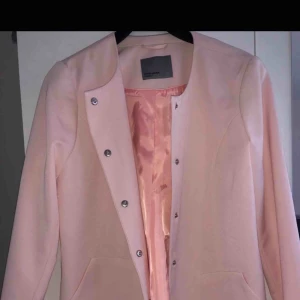  - TunnJacka Vero moda Oanvänd bara provad