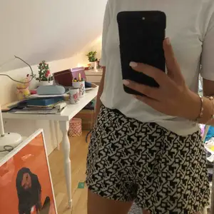 Super söta shorts från Pull & Bear, inköpta i Berlin. Använda ett fåtal gånger. 