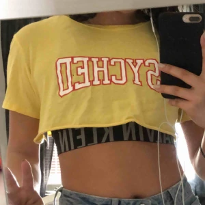  - Ball croptop, köpt 2 år sen, litet hål finns✌🏻✌🏻✌🏻snygg att ha över en calvin eller annan slags top