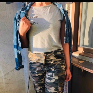  - Crop top Storlek M men passar S också om man vill ha den som jag har på bilden. Kan träffa i stockholm Kolla på mina andra annonser också. :)  