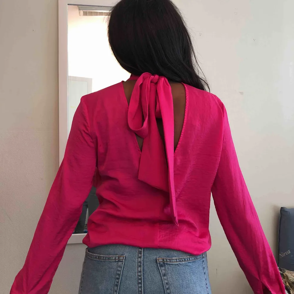 Färgstark rosa härlig blus från Gina tricot med knut och öppen rygg bak, använd endast 1 gång! Frakt tillkommer!. Blusar.
