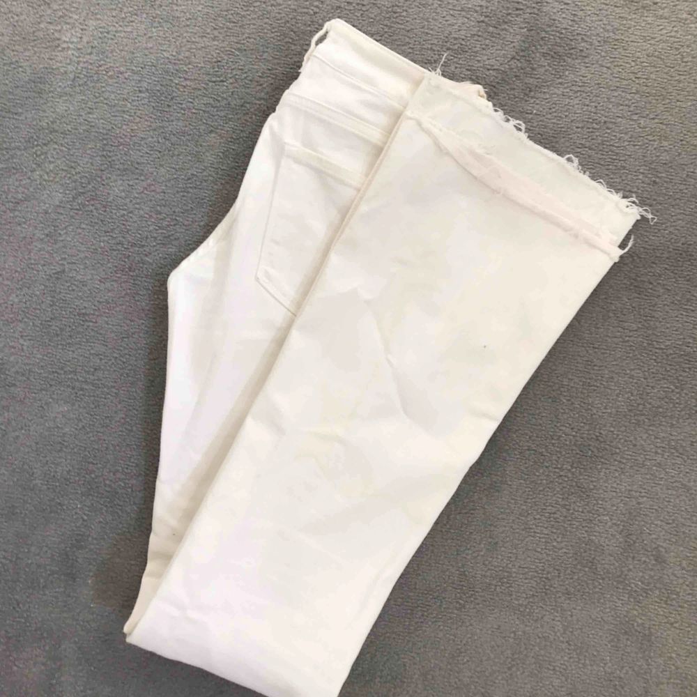 Vita bootcut jeans köpta på Zara. Sköna och stretchiga inte heller genomskinliga. . Jeans & Byxor.
