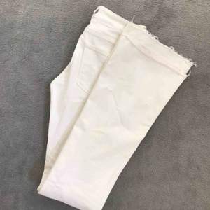 Vita bootcut jeans köpta på Zara. Sköna och stretchiga inte heller genomskinliga. 