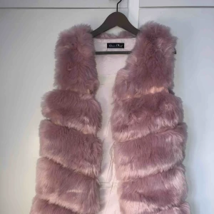  - Oanvänd väst med jätte mysigt rosa fluff!! Skriv för fler bilder 🎁