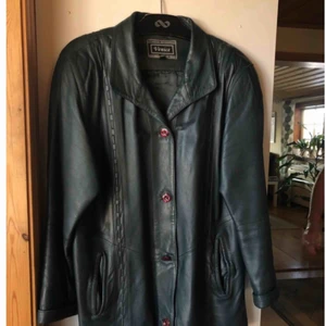  - Oversize, vintage skinnjacka i storlek 38. Mindre axelvaddar i. Snygg med bälte i midjan! Kan skickas mot fraktavgift. 