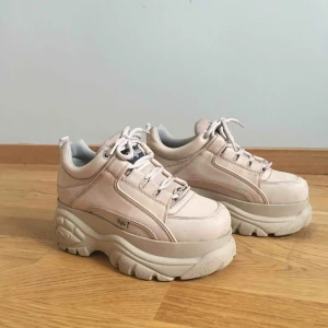  - Assnygga och sköna Buffalo skor som jag egentligen älskar men de är lite för coola för mig ✨