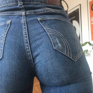  - Ett par ”ultra high Rise super skinny” jeans från hollister, dom går till naveln på mig✨endast provade. Säljer pågrund av ny stil🌸 Bra i längd på mig som är 168🌺  nypris: 600kr  frakt tillkommer på 40 kr men pris kan diskuteras vid snabb affär:)