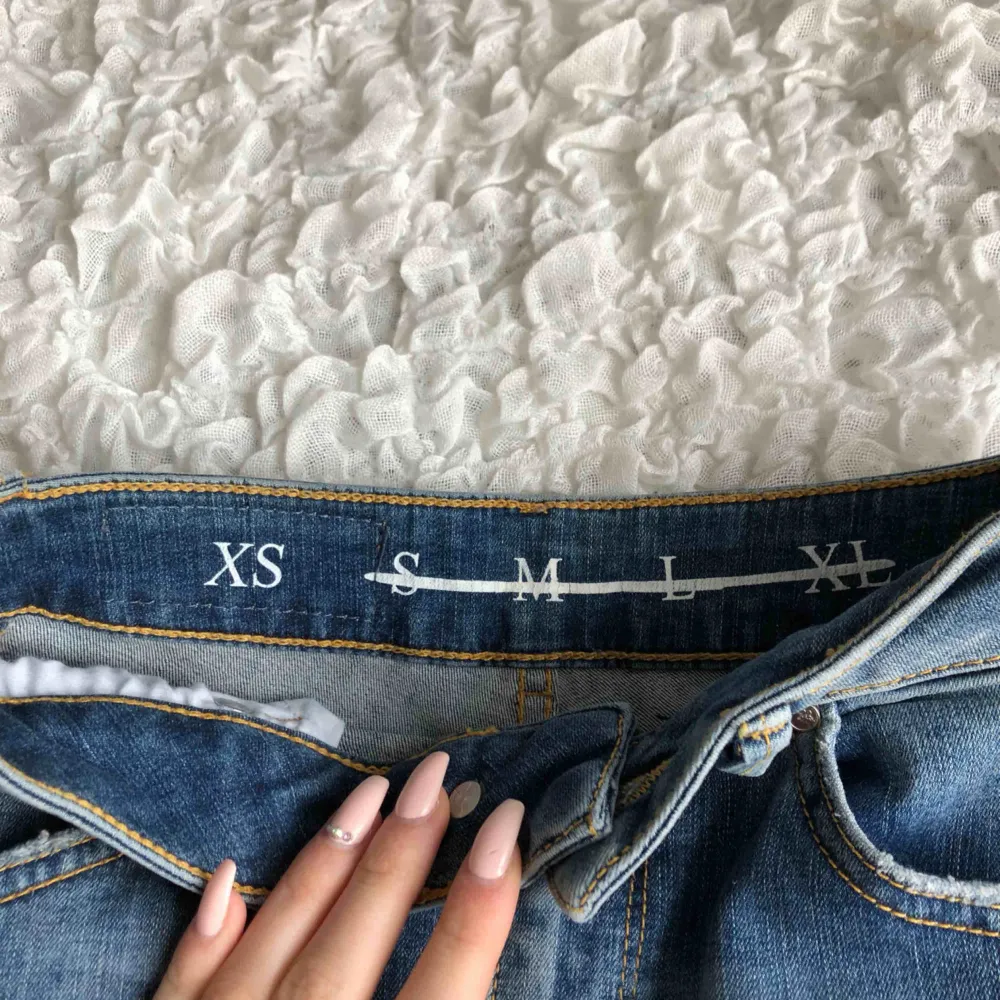 Snygga jeans från Bikbok med stretch! Använda MAX 5 ggr. Nypris 600:-! . Jeans & Byxor.