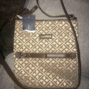  - En helt oanvänd axelremsväska från Tommy hilfiger (äkta). Jättefin väska som passar till många plagg! Passar både för sommaren och vintern.  