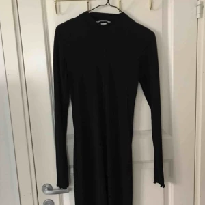  - Vadlång svart klänning från hm med halvpolo. Superfin och passar bra till våren då den är längre. Skickar gärna fler bilder då hela klänningen inte gick in på bild 