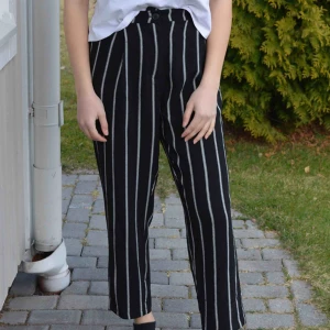  - Riktigt snygga byxor från H&M! Knappt använda! Frakt tillkommer. 