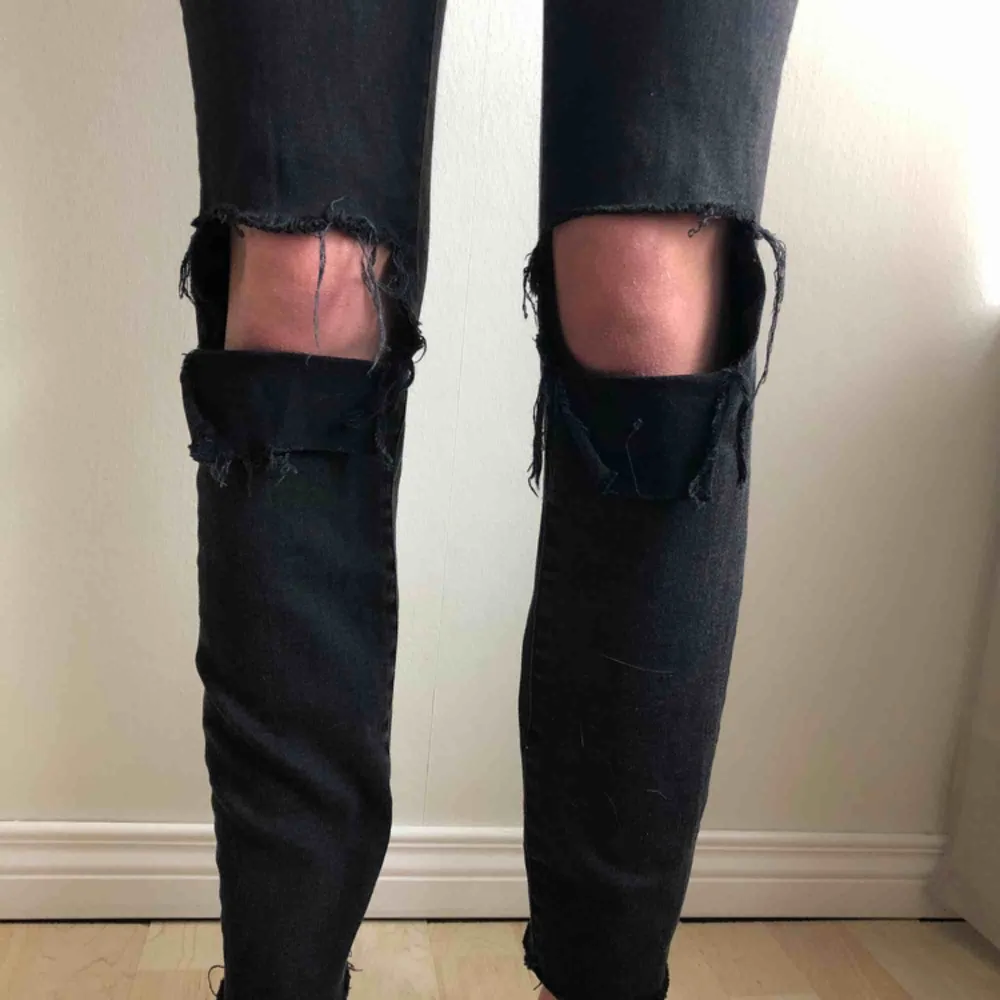 Säljer mina supersnygga jeans, men hål på knäna. Hålen är unika och färgen på jeansen är gråsvart. Jag kan mötas upp annars står köparen för frakten((;. Jeans & Byxor.