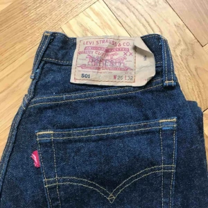  - Vintage Levis Jens i klassiska modellen 501! Super snygg tvätt men tyvärr super små för mig. Vintage Levis är små i storleken så tipsar att googla för att förstå storleken!🥰 köpare betalar frakt!