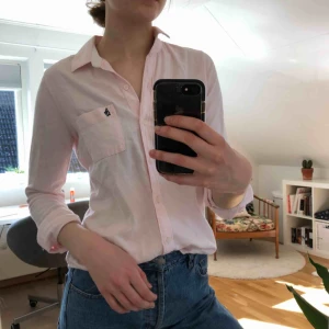  - En ljusrosa skjorta från Abercrombie&Fitch! Bra skick och skönt mjukt material. Kostar 140kr (fri frakt!!)💓