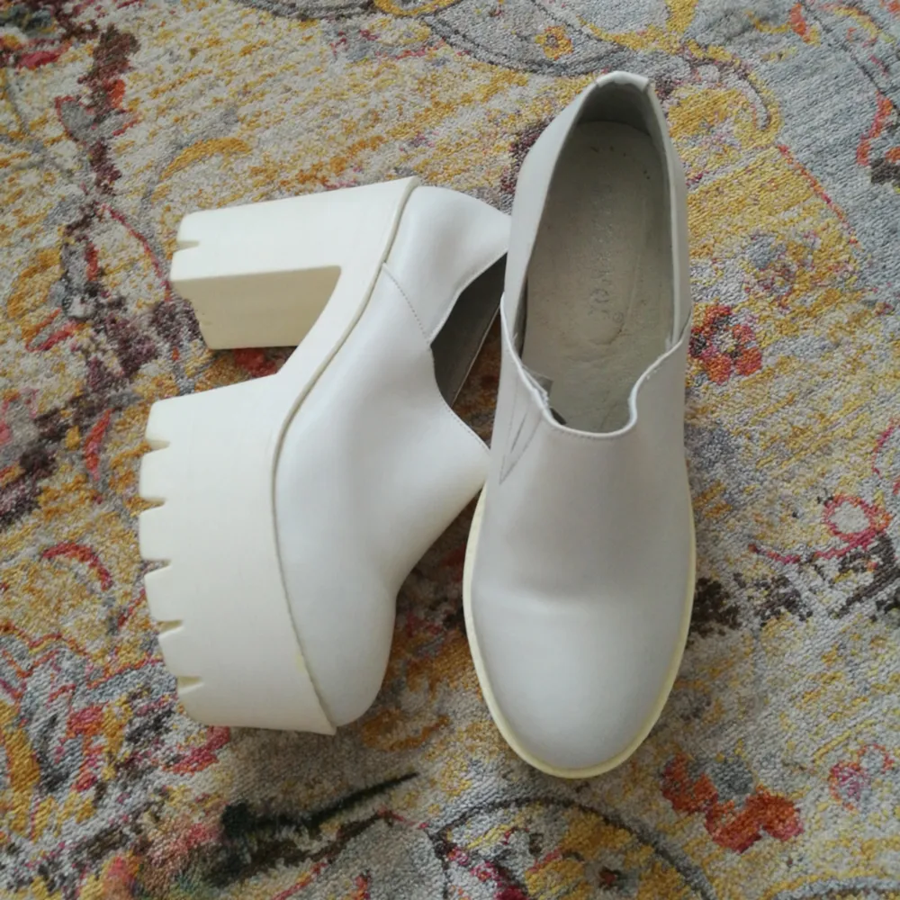 Suuuper snygga vita högklackade skor! Använda 2 gånger pga för stora för mig. Storlek 38! Jättesköna och inte alls svåra att gå i eller obekväma pga platån! Ca 10 cm höga o platå ca 5 cm . Skor.