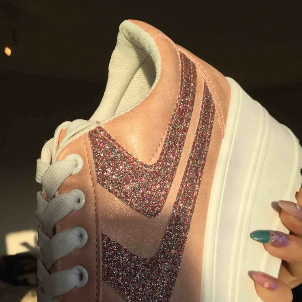 Helt nya oanvända Weeboo Miss Walk It Out Platform Sneakers Kitty Blush i färg Light Pink Blush - Storlek 6 1/2 (svensk storlek 37) 😻👟💕  7 cm hög sula 🦄✨💖💫 Köptes för 450 kr 🌸⭐️🎀. Skor.