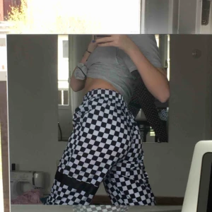  - Rutiga cargopants med svart detalj, ganska tunna. Från en butik på aliexpress. I bra skick. Kan mötas upp i stockholm, annars står köparen för frakten. Betalning med swish😊