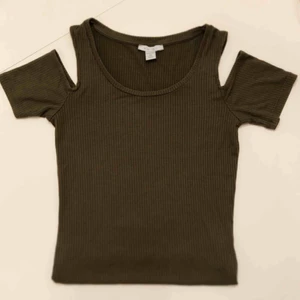 Grön topp - Snygg, militärgrön topp köpt i Italien. Använd endast en gång🖤