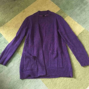 Lila kofta - Vacker lång stickad kofta i lila från H&M.