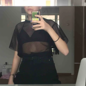  - Nät t shirt från pull and bear. Kan mötas upp i stockholm, annars står köparen för frakten. Betalning med swish