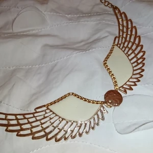  - Guldigt halsband med vingar. 9kr frakt betalning via swish 