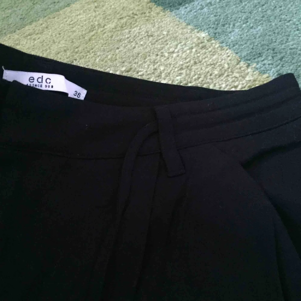 Svarta korta utsvängda byxor från Esprit. Band i midjan och fickor. Skön kvalitet.. Jeans & Byxor.