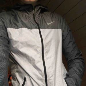  - Nike vindjacka! Som ny, funkar jättebra och har coola reflexer (rutigt mönster) 100kr plus frakt