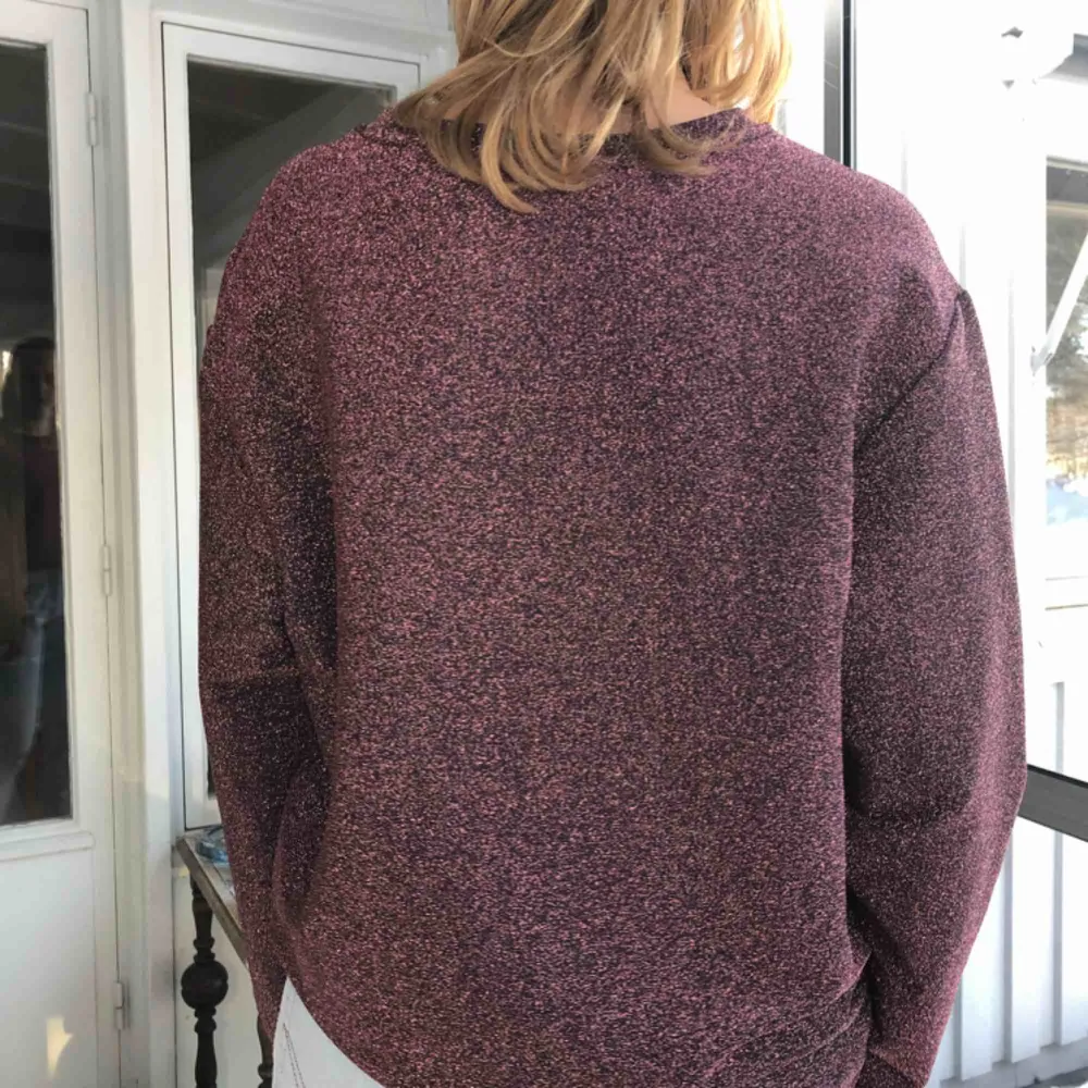 Supercool sweatshirt från HM. Den är XS men sitter även bra på s/m. Den är rosa/röd glittrig. Den har ett skönt material på insidan så sticks inte alls. Kan skicka mer bilder om det önskas. Köparen står för frakt.. Tröjor & Koftor.