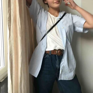  - Cool kortärmad skjorta i randigt. Snygg till               🌞Sommaren🌞 Frakt tillkommer. Annars möts vi runt Söder! 🧡🧡💛