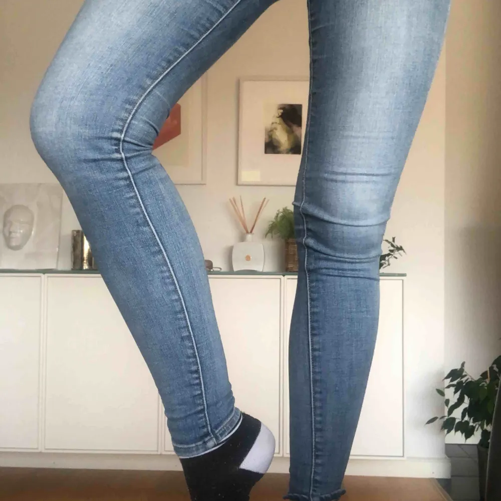 Levis 710 Super skinny jeans! Dock lite missvisande med super skinny, jag skulle säga att de passar storlek 25/26 eller då 32/34/36. Jag (som ni ser på bilden)  ha storlek 27 eller 36 i byxor vanligtvis, och är ca 1,67 lång. Inte särskilt använda 🤝. Jeans & Byxor.