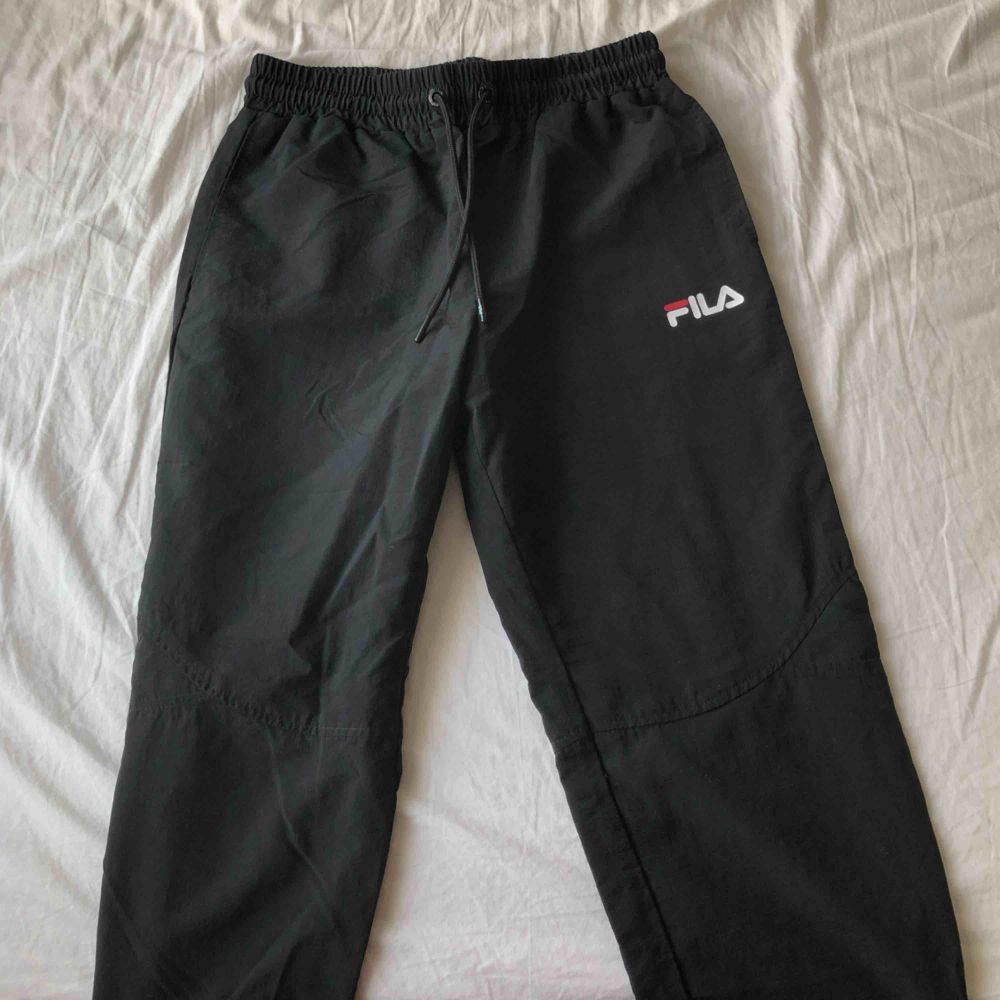 Track pants från Fila köpta på Urban Outfitters för inte så länge sedan, säljer pga att glömde lämna tillbaka innan kvittot gick ut. Jag är 175cm och de är lite korta på mig. 300kr + frakt ❤️. Jeans & Byxor.